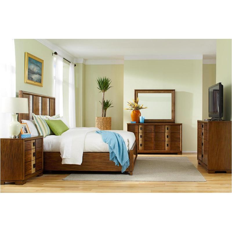 Bed / Dresser / Mirror / Nightstand