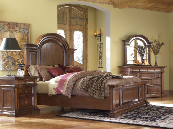 Bed / Dresser / Mirror / Nightstand