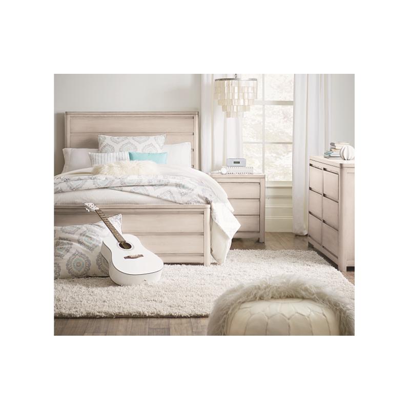 Bed / Dresser / Mirror / Nightstand