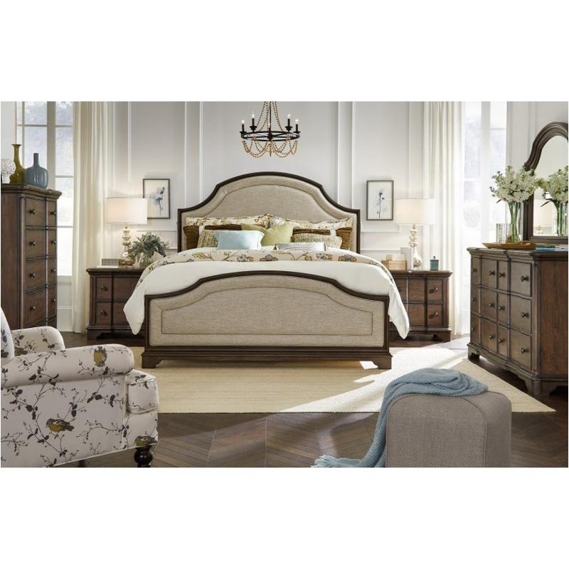Bed / Dresser / Mirror / Nightstand