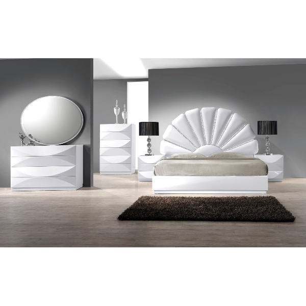 Bed / Dresser / Mirror / Nightstand