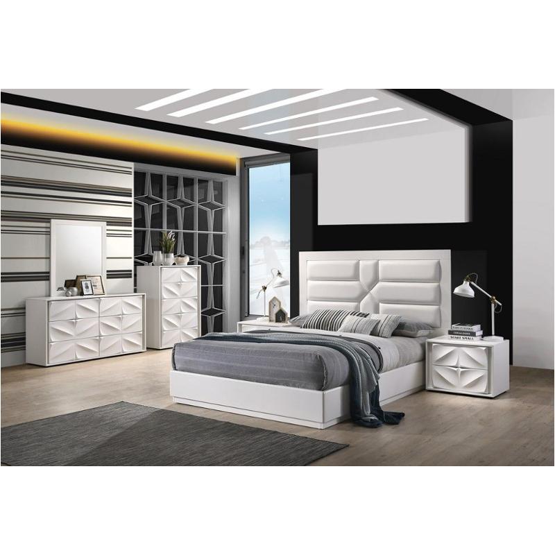 Bed / Dresser / Mirror / Nightstand
