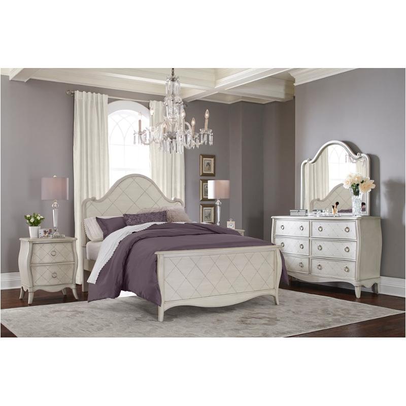 Bed / Dresser / Mirror / Nightstand