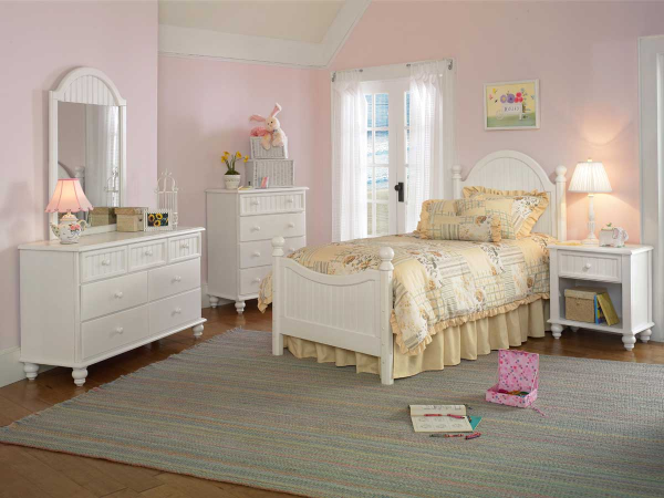 Bed / Dresser / Mirror / Nightstand