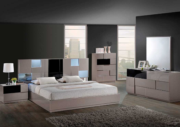 Bed / Dresser / Mirror / Nightstand