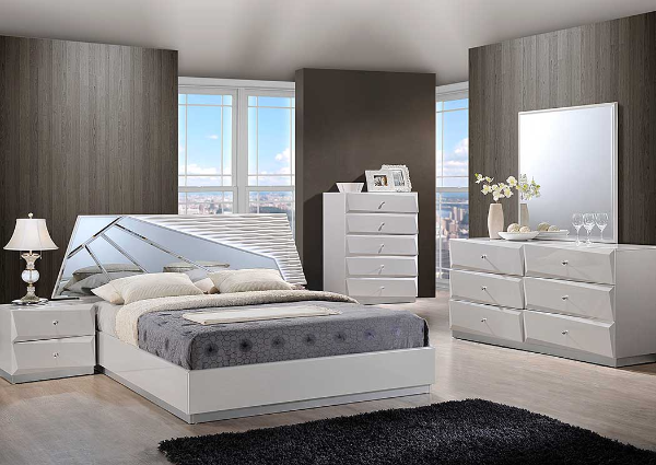 Bed / Dresser / Mirror / Nightstand