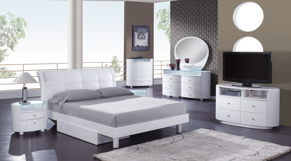 Bed / Dresser / Mirror / Nightstand
