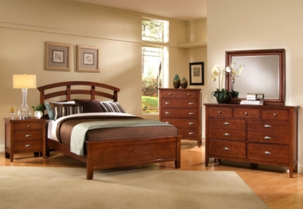 Bed / Dresser / Mirror / Nightstand