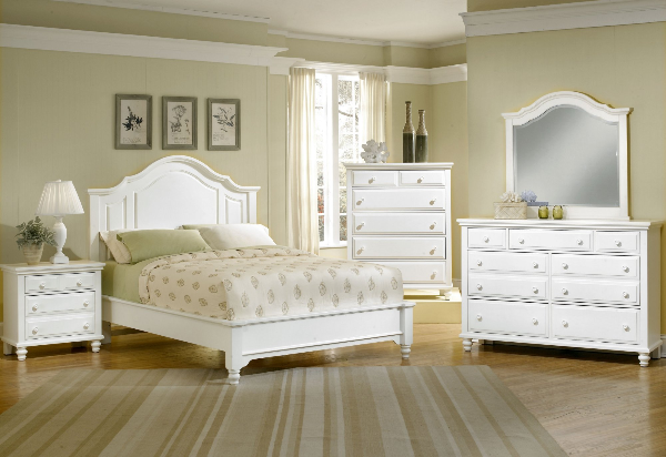 Bed / Dresser / Mirror / Nightstand