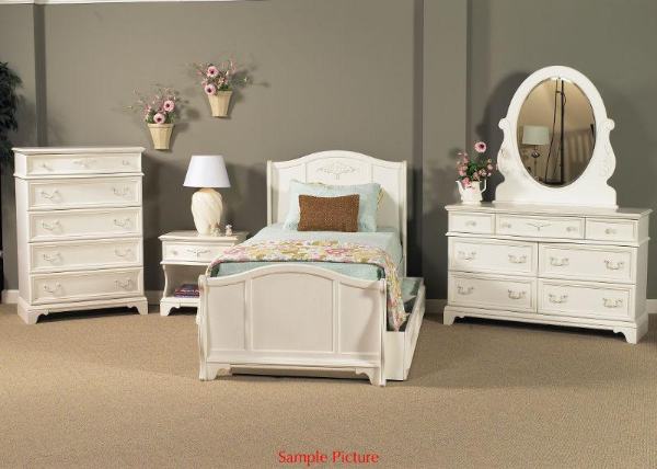 Bed / Dresser / Mirror / Nightstand