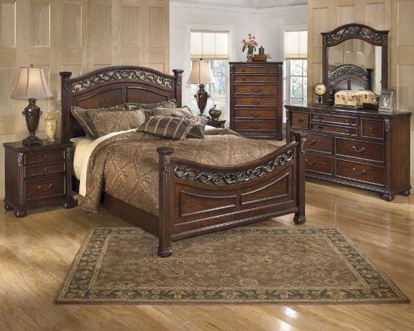 Bed / Dresser / Mirror / Nightstand